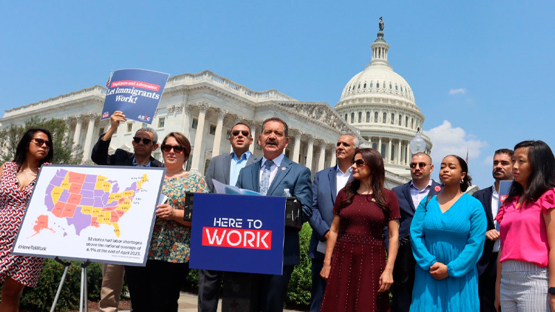 Demócratas instan a Biden a dar más permisos de trabajo a migrantes indocumentados