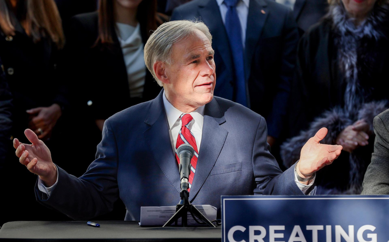 Gobernador de Texas presume haber expulsado a 60 mil migrantes a otros estados de EU