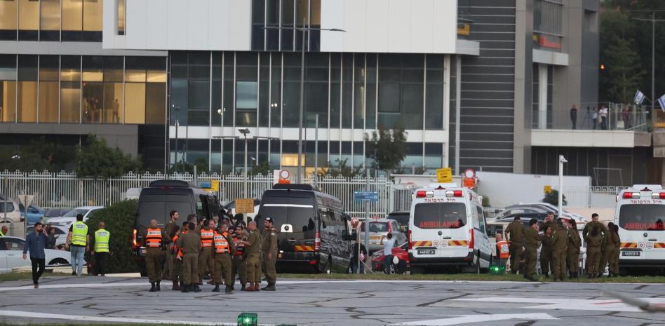 Israel confirma que Hamás entregó los primeros 13 rehenes a la Cruz Roja