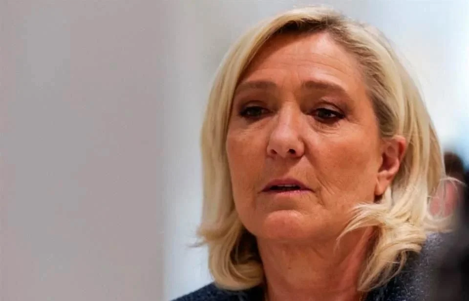 Condenan e inhabilitan a ultraderechista Marine Le Pen