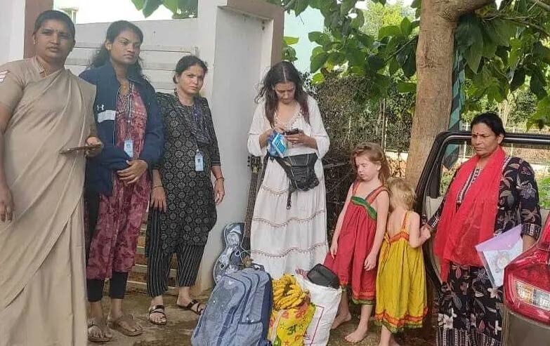 Policía de India descubre a mujer rusa viviendo en una cueva con sus dos hijas